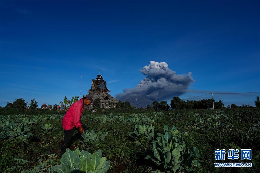 （新华视界）（4）喷发的锡纳朋火山
