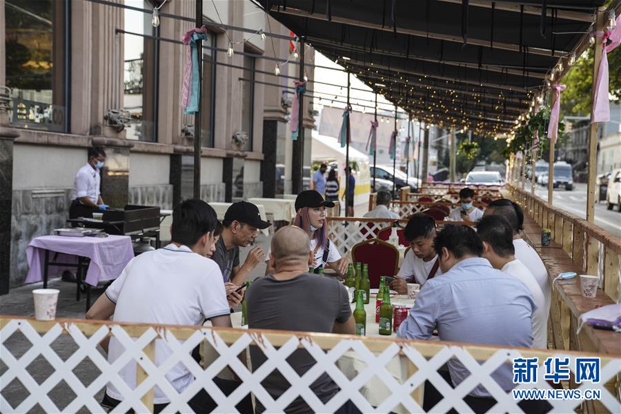 (国际疫情·新华视界)(1)纽约华人酒楼“变身”大排档在疫情下重启