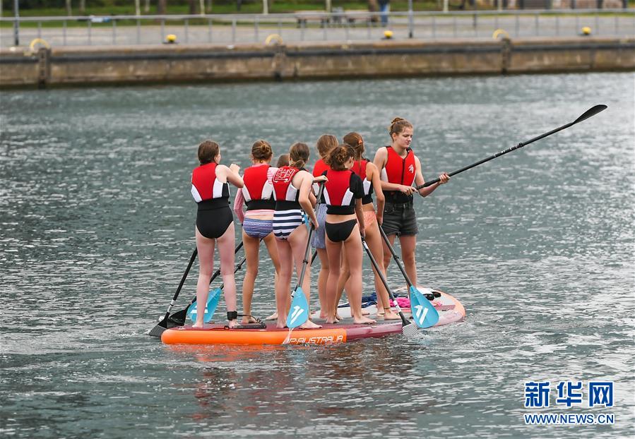 （新华视界）（9）美因河上划水度周末
