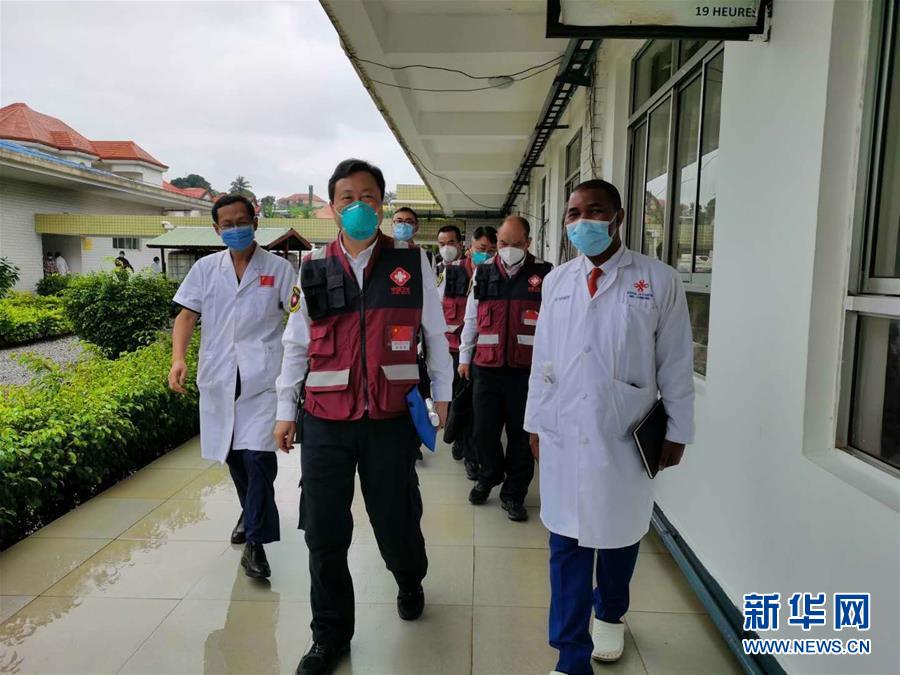 （国际疫情·图文互动）（3）中国专家组与几内亚医护人员交流抗疫经验