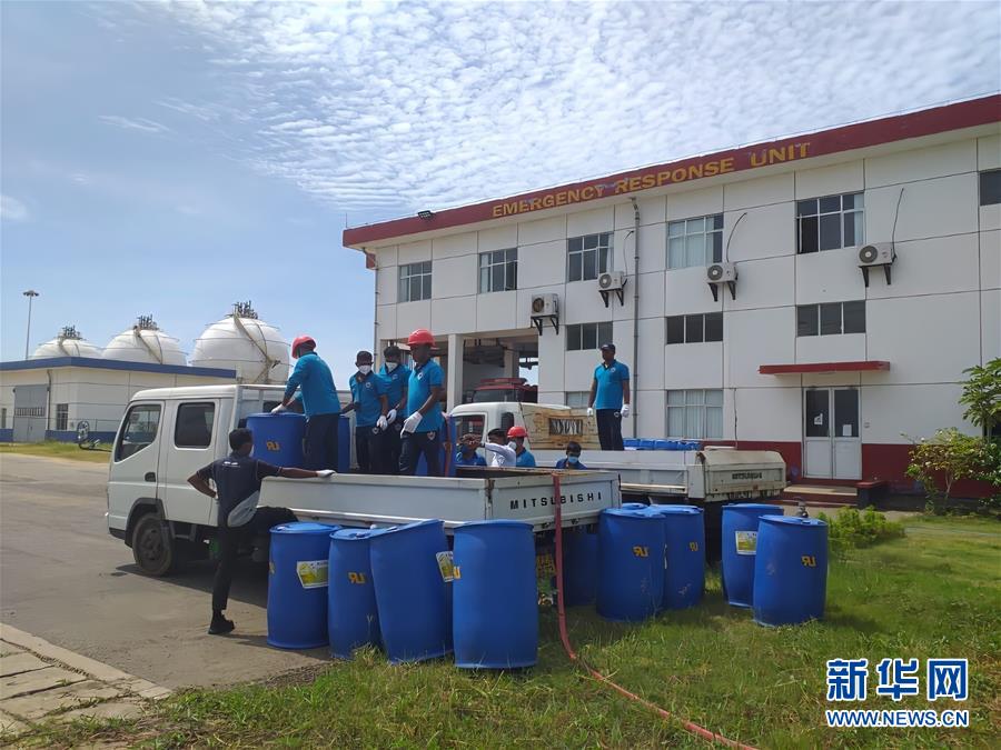 (国际·图文互动)(2)在斯里兰卡中国专家和中资企业助力油轮灭火