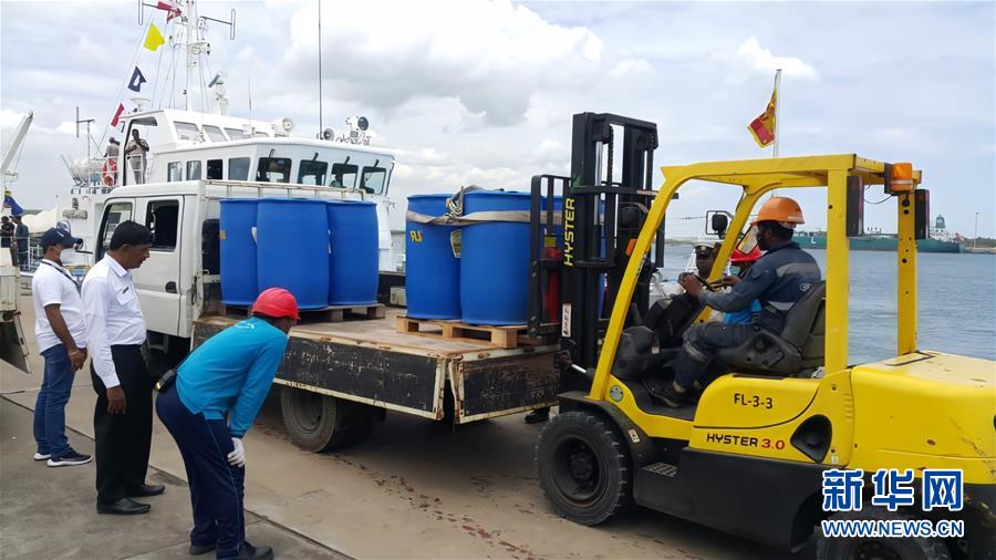 (国际·图文互动)(3)在斯里兰卡中国专家和中资企业助力油轮灭火