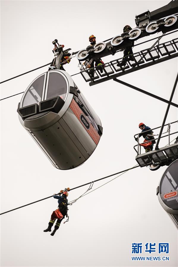 （国际）（1）俄罗斯进行缆车故障救援演练