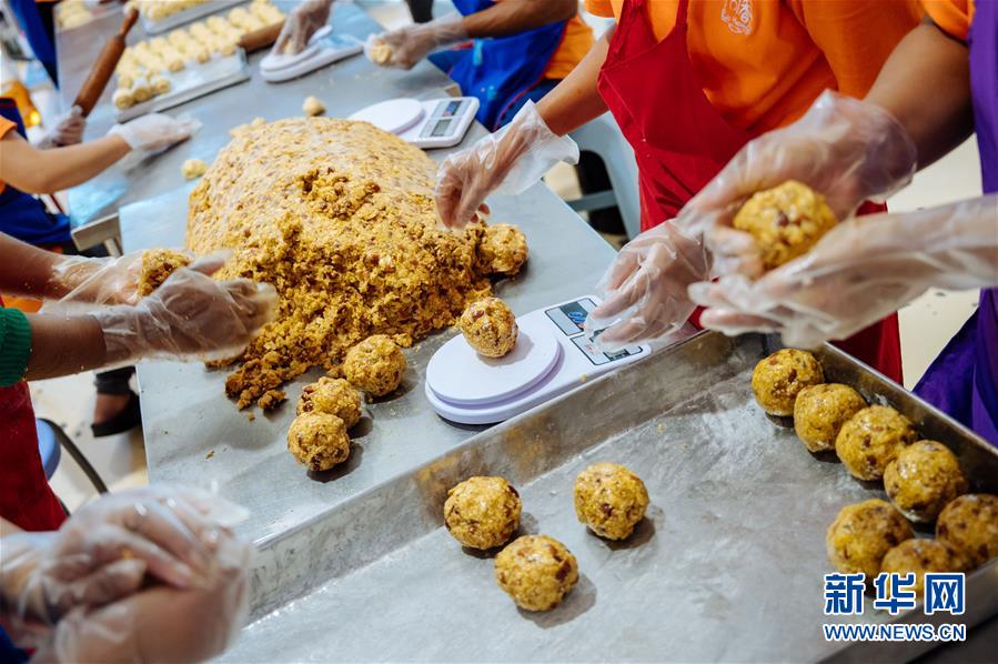 (国际)(2)中秋“奇香”飘南洋 传统月饼迎创新