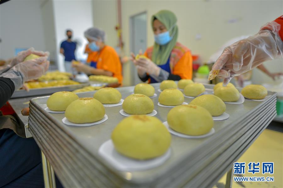 (国际)(3)中秋“奇香”飘南洋 传统月饼迎创新