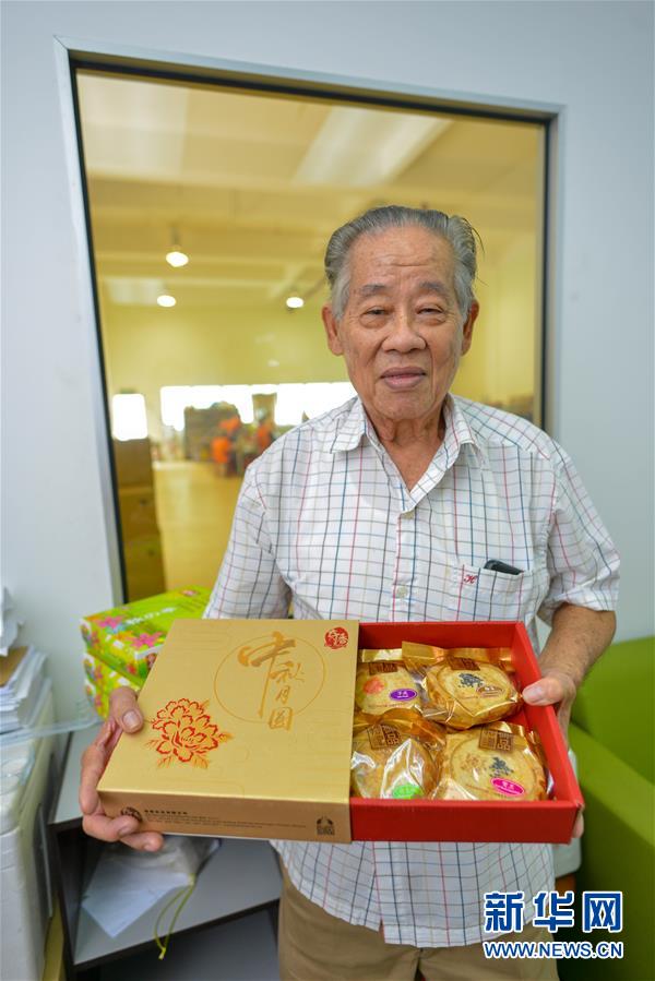 (国际)(4)中秋“奇香”飘南洋 传统月饼迎创新