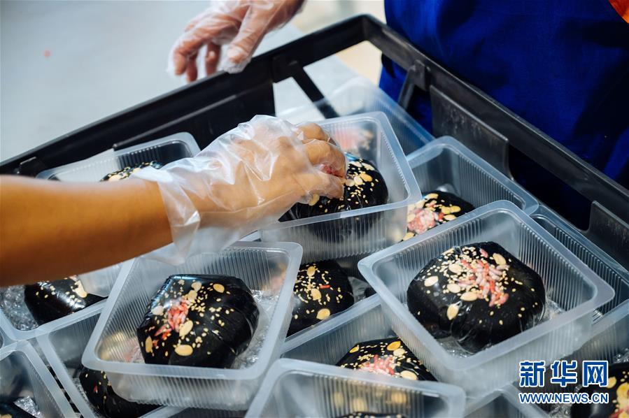 （国际）（9）中秋&ldquo;奇香&rdquo;飘南洋  传统月饼迎创新