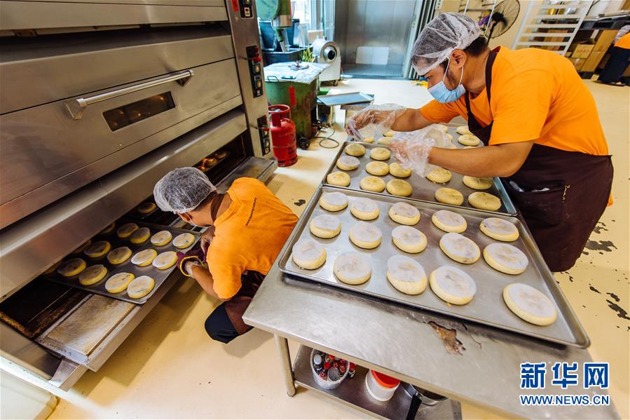 (国际)(10)中秋“奇香”飘南洋 传统月饼迎创新