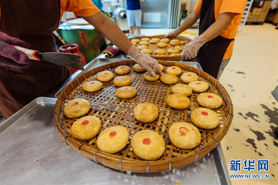 （国际）（11）中秋“奇香”飘南洋  传统月饼迎创新