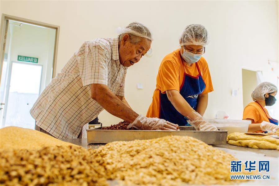 (国际)(12)中秋“奇香”飘南洋 传统月饼迎创新