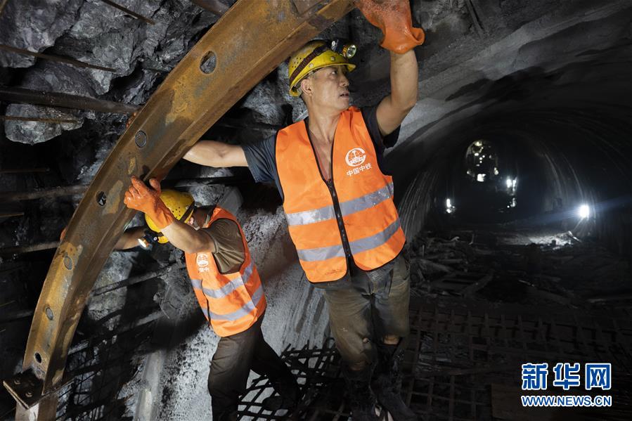 （国际）（4）中老铁路最后一条长隧道贯通