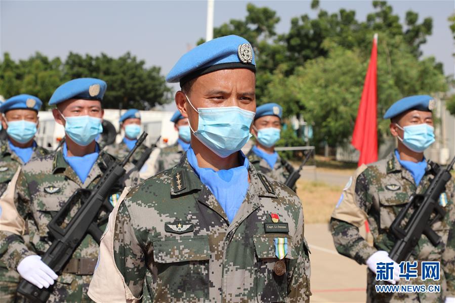 （國際）（2）中國赴蘇丹達爾富爾維和直升機分隊全體官兵榮獲聯合國“和平榮譽勳章”