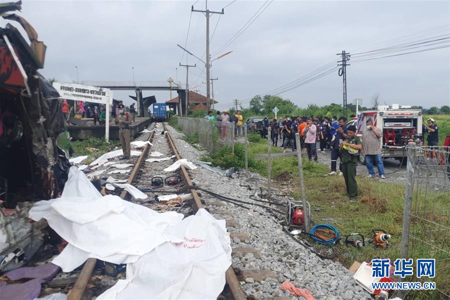 （国际）（2）泰国中部发生火车与巴士相撞事故