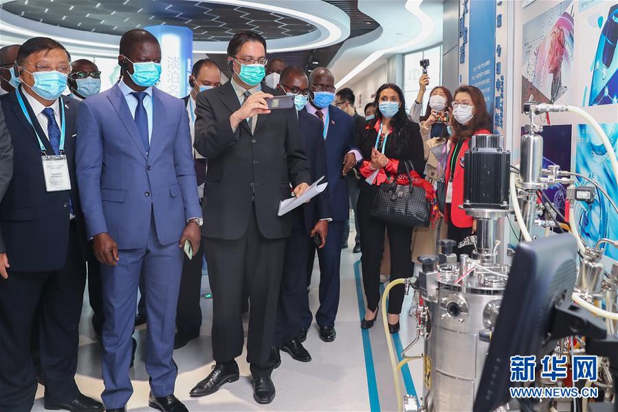 (图文互动)(1)“中国承诺从不落空”——记非洲使节参观国药集团了解新冠疫苗研发