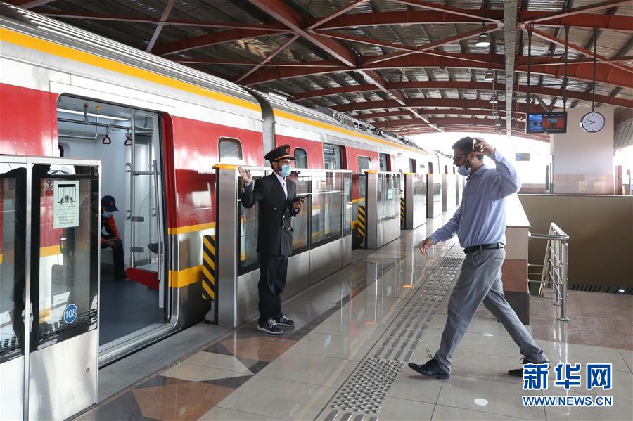 （国际）（1）巴基斯坦首条地铁商运后迎来首批乘客