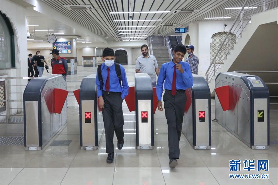 （国际）（3）巴基斯坦首条地铁商运后迎来首批乘客