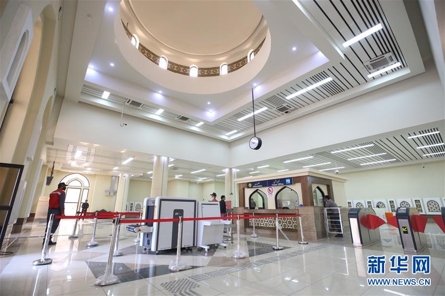 （国际）（4）巴基斯坦首条地铁商运后迎来首批乘客