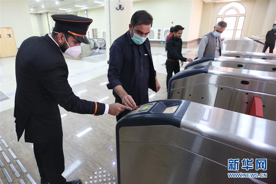 （国际）（5）巴基斯坦首条地铁商运后迎来首批乘客