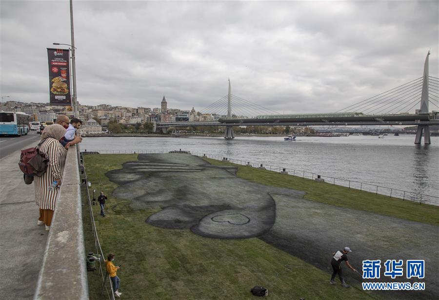 （国际）（4）法艺术家在伊斯坦布尔绘制巨幅露天画作