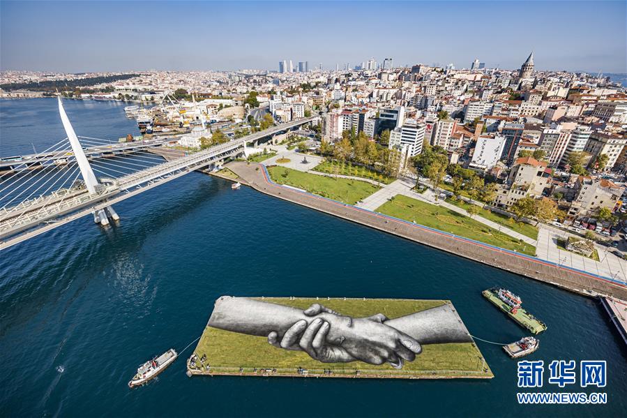 （国际）（10）法艺术家在伊斯坦布尔绘制巨幅露天画作
