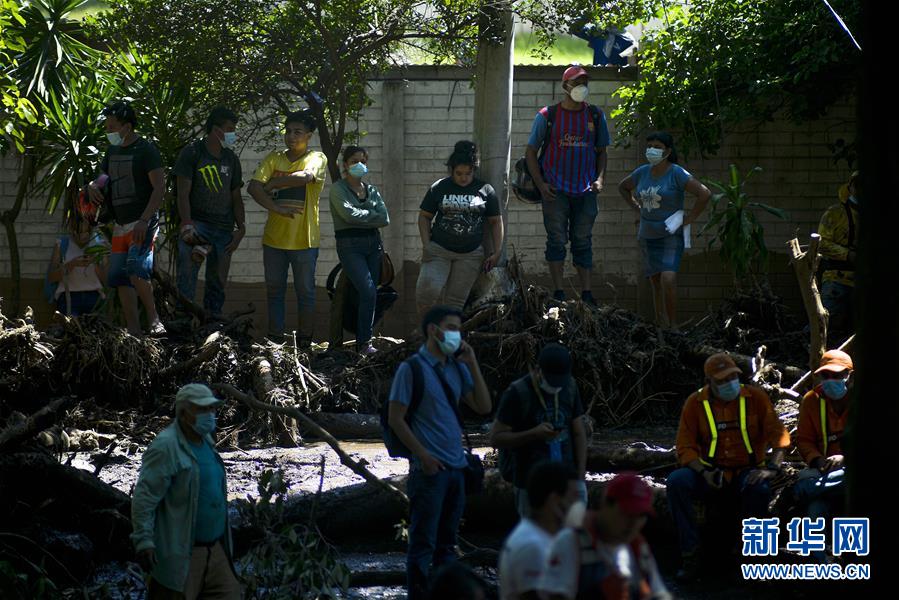 （国际）（4）萨尔瓦多发生泥石流灾害至少6人死亡