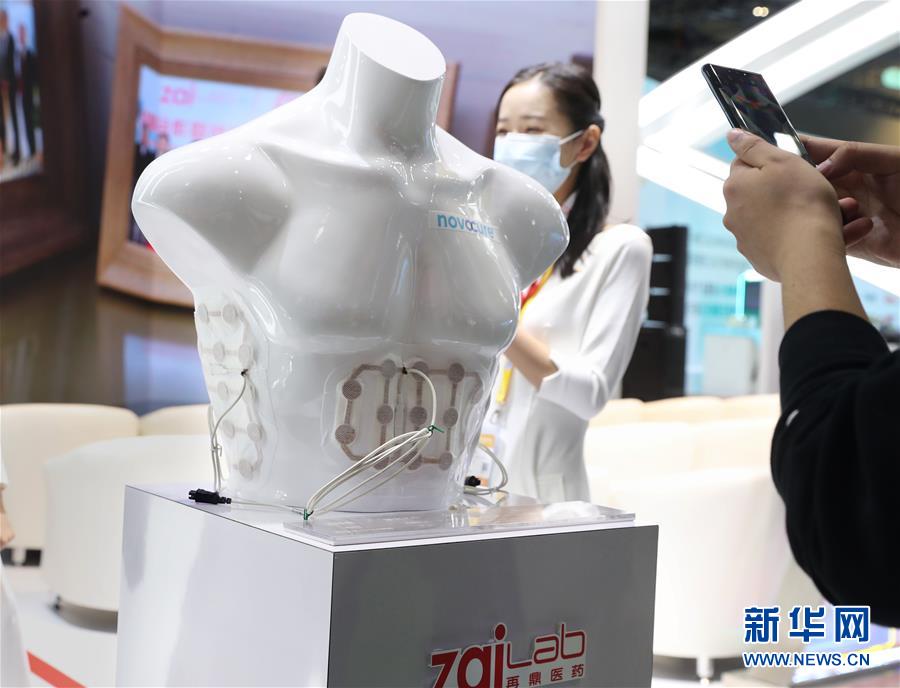 (第三届进博会·图文互动)(2)新疫苗、新疗法,进博会最“火爆”展区见闻