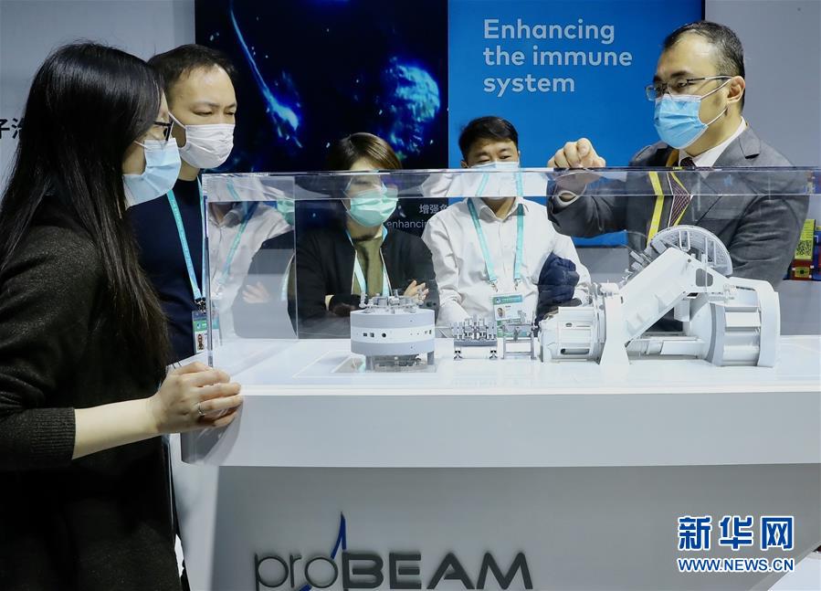 (第三届进博会·图文互动)(6)新疫苗、新疗法,进博会最“火爆”展区见闻