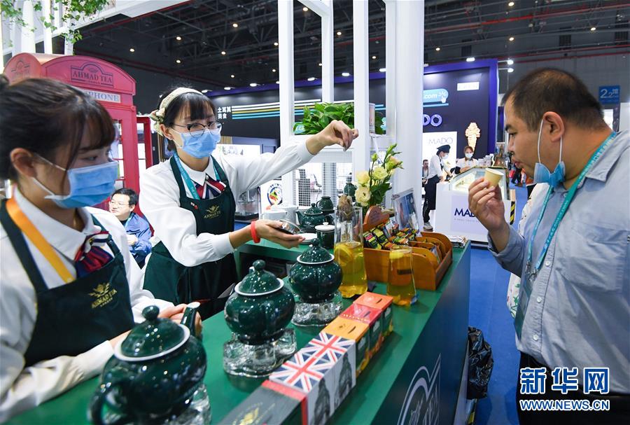 (第三届进博会·图文互动)(2)全球“宝藏级”美食荟萃——进博会食品及农产品馆遍藏世间珍馐