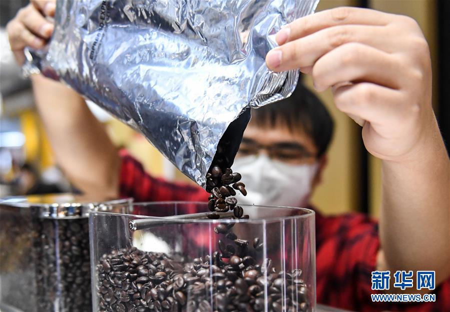 (第三届进博会·图文互动)(3)全球“宝藏级”美食荟萃——进博会食品及农产品馆遍藏世间珍馐