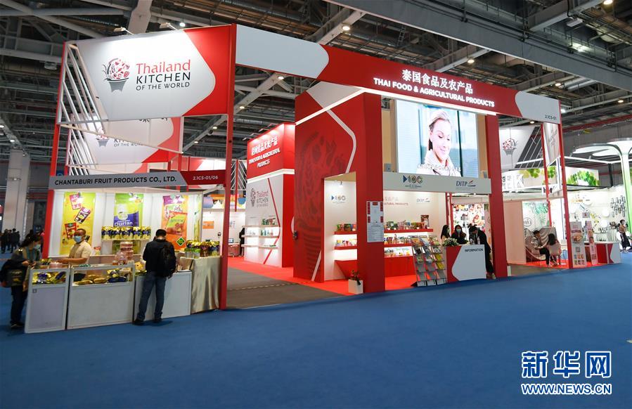 (第三届进博会·图文互动)(12)全球“宝藏级”美食荟萃——进博会食品及农产品馆遍藏世间珍馐