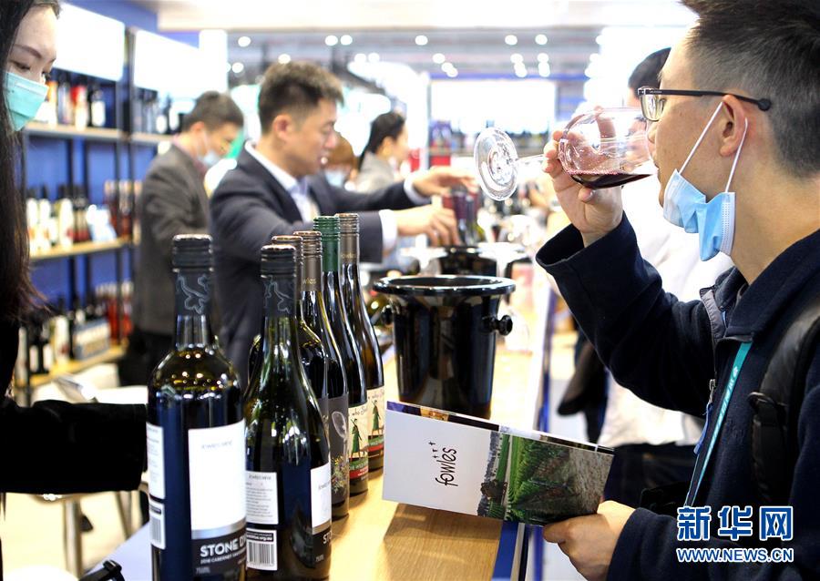 (第三届进博会·图文互动)(11)全球“宝藏级”美食荟萃——进博会食品及农产品馆遍藏世间珍馐