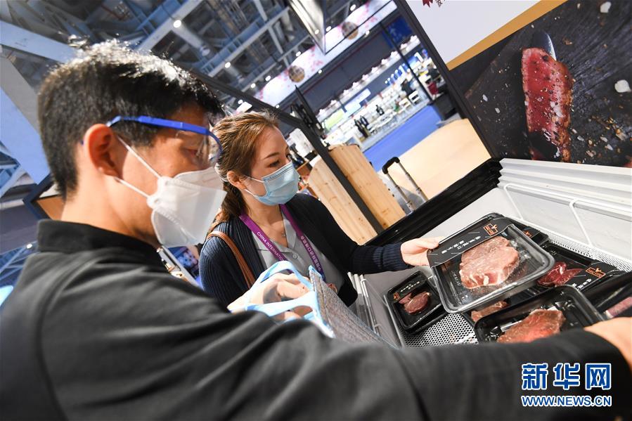 (第三届进博会·图文互动)(6)全球“宝藏级”美食荟萃——进博会食品及农产品馆遍藏世间珍馐