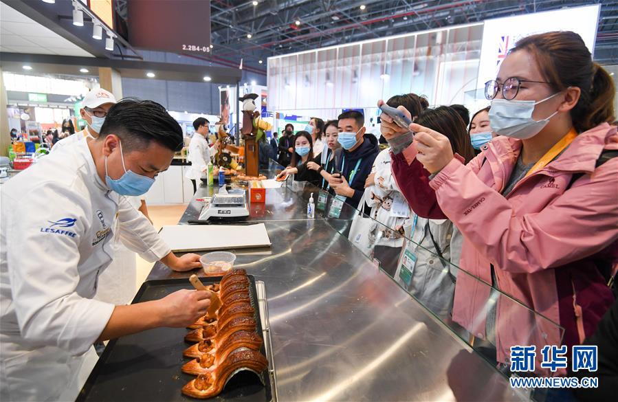 (第三届进博会·图文互动)(7)全球“宝藏级”美食荟萃——进博会食品及农产品馆遍藏世间珍馐