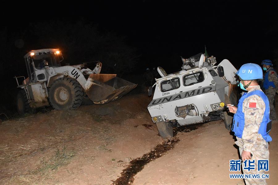 （国际·图文互动）（2）中国第16批赴苏丹达尔富尔维和工兵分队星夜救援友军步战车