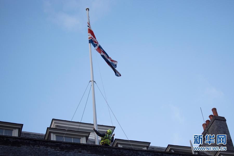 英国抗疫募款百岁老兵因感染新冠病毒去世 首相府降半旗致哀