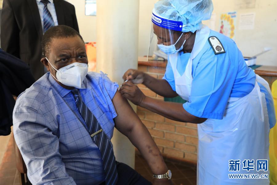 津巴布韦副总统奇温加接种第二剂中国疫苗