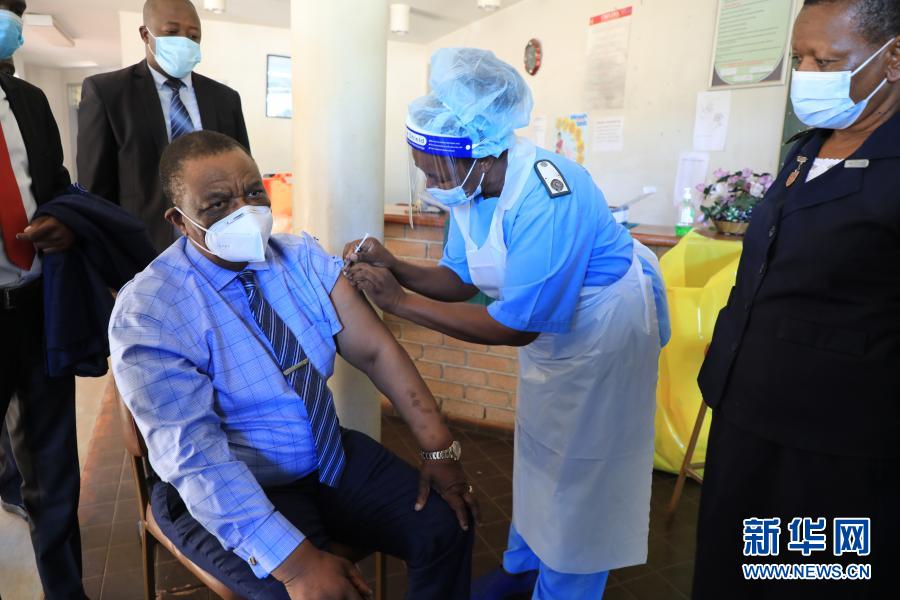 津巴布韦副总统奇温加接种第二剂中国疫苗