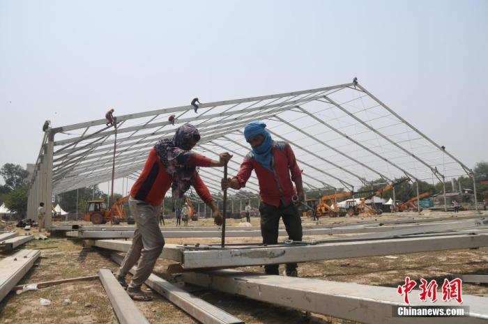 资料图:当地时间2021年4月28日,印度新德里,由于新冠肺炎病例激增,新德里政府决定在历史悠久的拉姆利拉广场(Ramlila Maidan)紧急建设护理中心。用于治疗新冠肺炎患者。图片来源:视觉中国