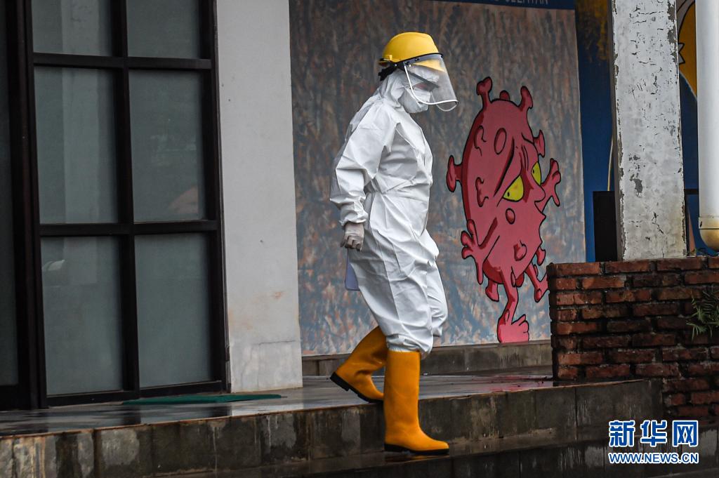 数据：印尼累计新冠确诊病例数超200万 收紧公共活动限制措施