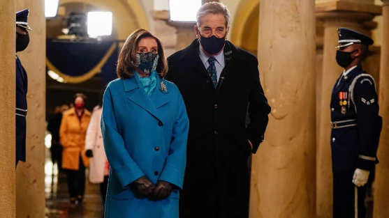 资料图片：当地时间2021年1月20日，佩洛西夫妇参加美国第46任总统拜登的就职典礼。（人民视觉）