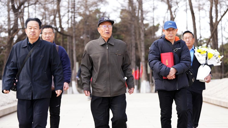 新华全媒＋丨跨越70余年的祭奠