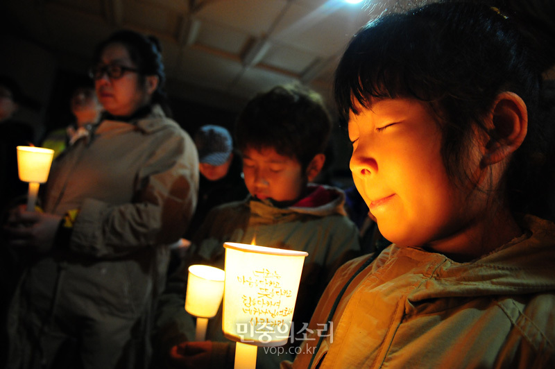 韩市民在檀元高中举行烛光祈愿会 为遇难者祈福