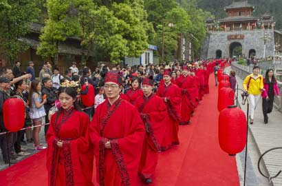 52对新人着汉服办集体婚典