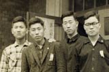 1963年潘基文（右二）在漢城的大學校園與朋友們合影
