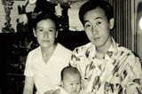 1972年懷抱長女的潘基文和妻子