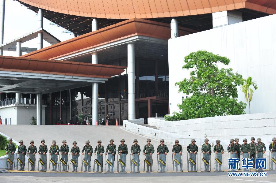泰國軍人在首都曼谷的陸軍俱樂部外警戒