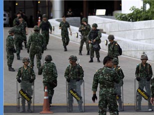 泰國軍方已扣留示威領導人和政府官員
