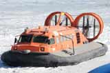 中俄界江上运送旅客的气垫船