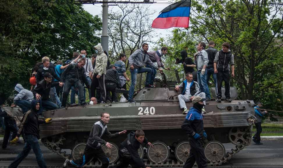親俄武裝分子繳獲烏克蘭軍隊裝甲運兵車