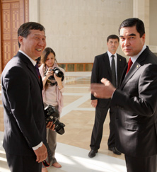 卢敬利（左，右前为土库曼斯坦总统别尔德穆哈梅多夫）